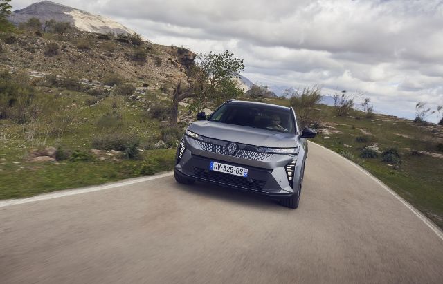 Renault Scenic E-Tech elektrikli Türkiye’de satışta: 604 km menzilli yeni C-SUV sahneye çıktı